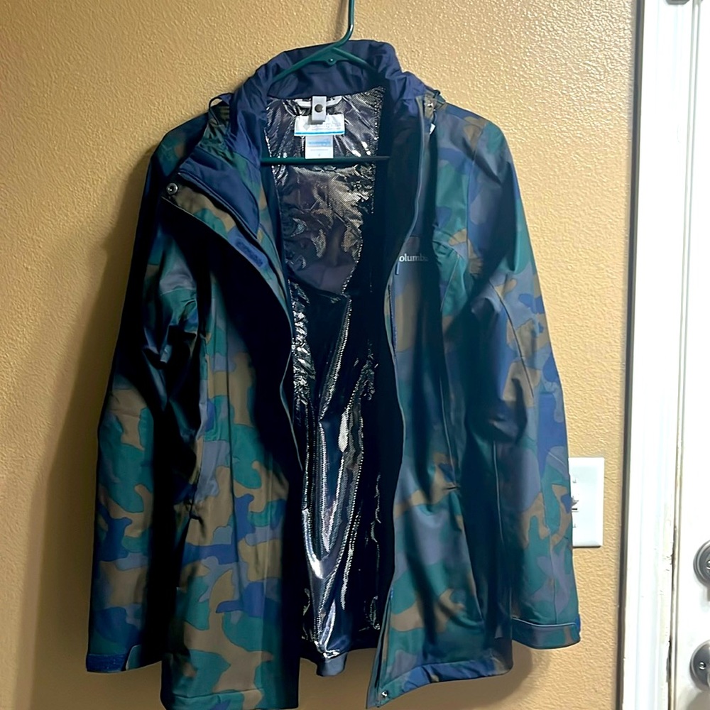Columbia Small interchange snow/ski jacket . Has been used only once.
